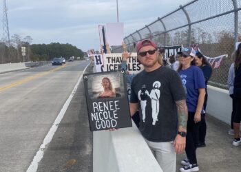 Demonstrators Call to ‘Fire Noem’ on Palm Coast I-95 Overpass
